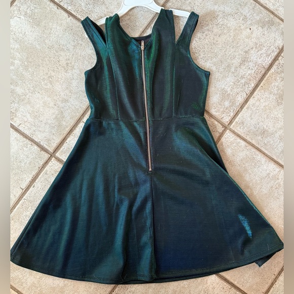 Us Angels Blush Junior Dress in Unique shimmery green - Picture 2 of 3